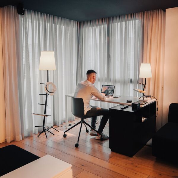 BLACK TABLE LAMP