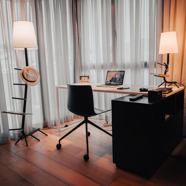 BLACK FLOOR LAMP